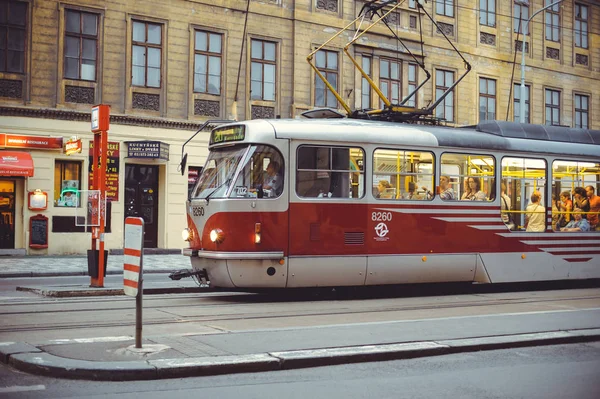 Spårvagnar på gatan i Prag, kollektivtrafik — Stockfoto