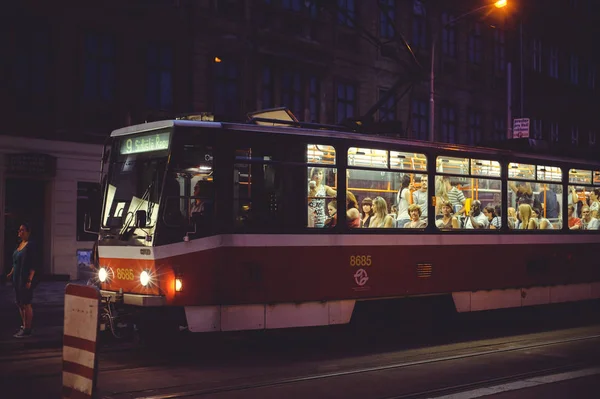 Trams dans la rue à Prague, transports en commun — Photo