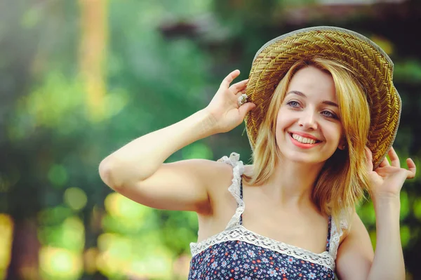 Hermosa mujer joven sonriente en un sombrero, alegría y diversión, fácil y acogedor procesamiento de fotos calientes — Foto de Stock