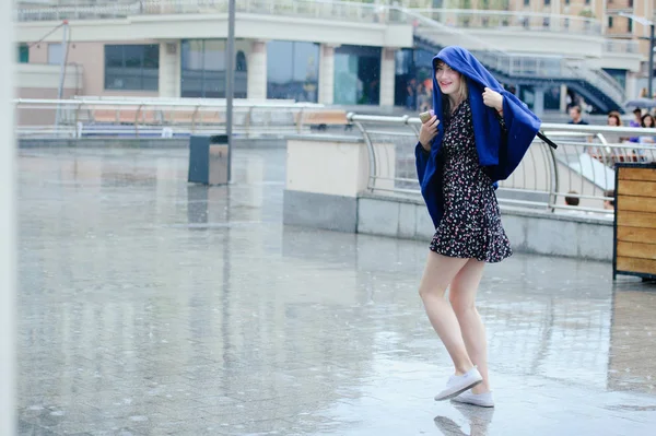 Mulher bonita na chuva, sensual e suave, cabelo molhado — Fotografia de Stock