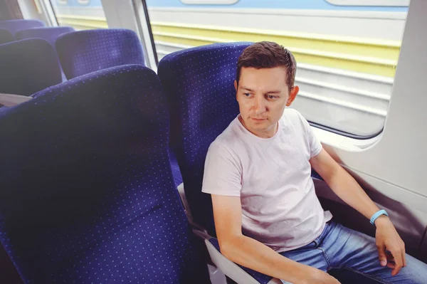 Młody człowiek jest podróżowanie pociągiem, podróży — Zdjęcie stockowe