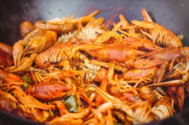 kerevit sıcak kırmızı büyük haşlanmış ve apetized kazanı Buhar olup