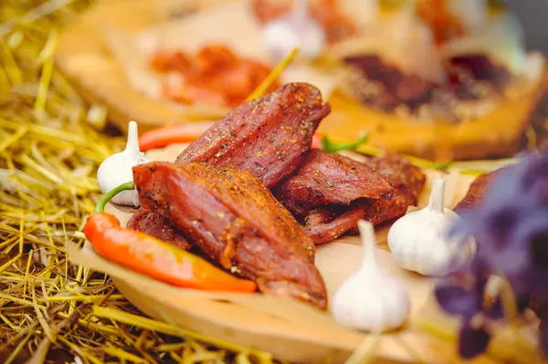 sarsıntılı saman ve ahşap, rustik tarzı sarımsak ve biber kompozisyonu ile