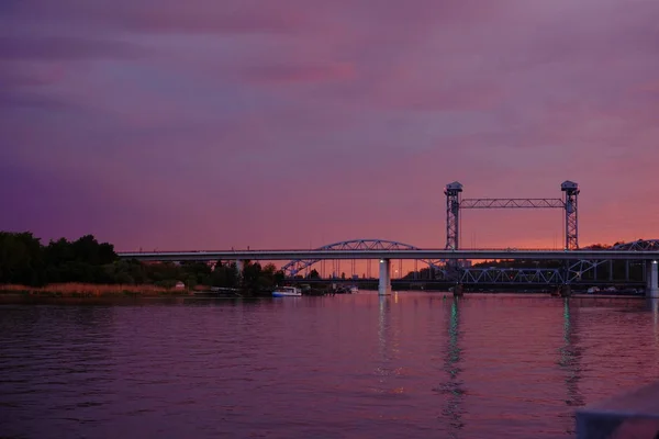 Gün batımı, pembe gökyüzü, Rostov-on-Don demiryolu köprüsünde — Stok fotoğraf