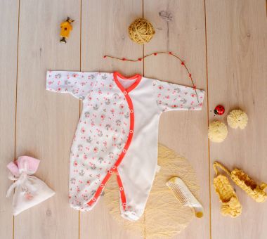 Çocuk Giyim oyuncak ahşap zemin ile