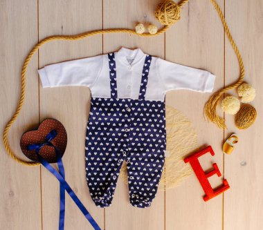 Çocuk Giyim oyuncak ahşap zemin ile