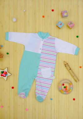 Çocuk Giyim oyuncak ahşap zemin ile