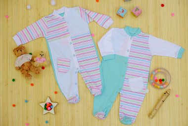 Çocuk Giyim oyuncak ahşap zemin ile