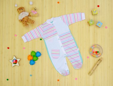 Çocuk Giyim oyuncak ahşap zemin ile