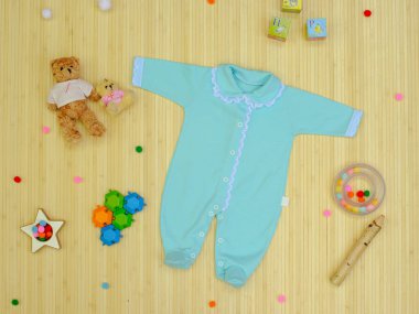 Çocuk Giyim oyuncak ahşap zemin ile