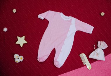 Kiraz bir arka plan üzerinde oyuncaklarla çocuk giyim