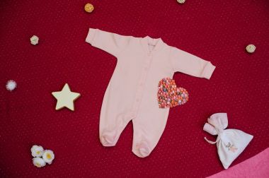 Kiraz bir arka plan üzerinde oyuncaklarla çocuk giyim