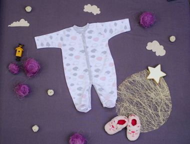 Çocuk Giyim gri mor arka plan üzerinde oyuncaklarla