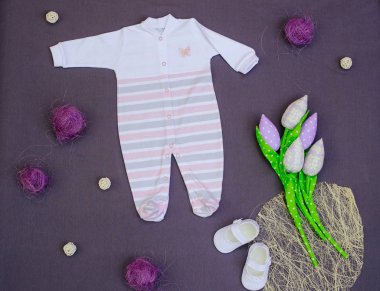 Çocuk Giyim gri mor arka plan üzerinde oyuncaklarla