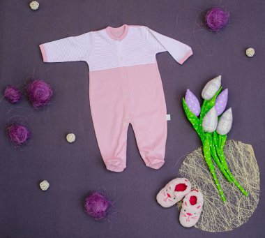 Çocuk Giyim gri mor arka plan üzerinde oyuncaklarla