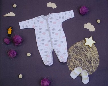 Çocuk Giyim gri mor arka plan üzerinde oyuncaklarla