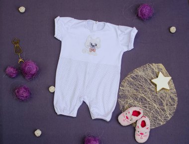 Çocuk Giyim gri mor arka plan üzerinde oyuncaklarla