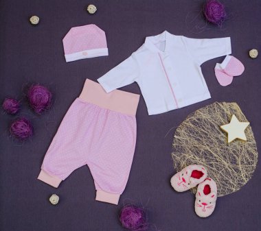 Çocuk Giyim gri mor arka plan üzerinde oyuncaklarla