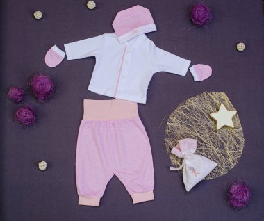 Çocuk Giyim gri mor arka plan üzerinde oyuncaklarla