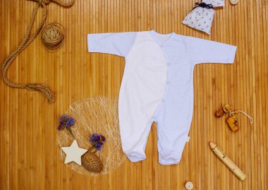 Çocuk Giyim oyuncak ahşap zemin ile