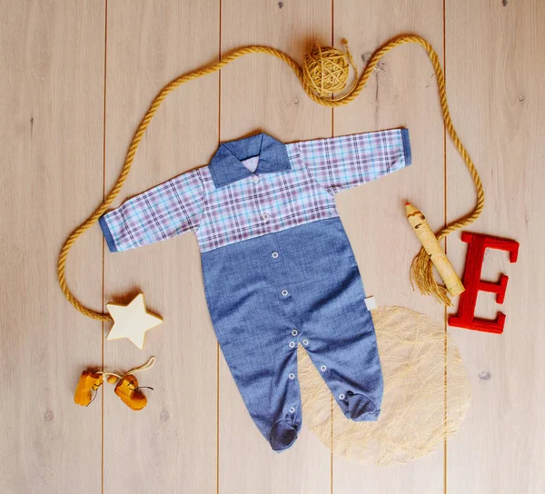 Çocuk Giyim oyuncak ahşap zemin ile