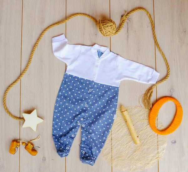 Çocuk Giyim oyuncak ahşap zemin ile