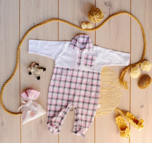 Çocuk Giyim oyuncak ahşap zemin ile