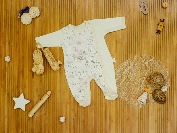 Çocuk Giyim oyuncak ahşap zemin ile