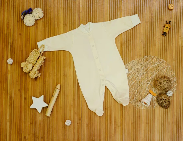 Çocuk Giyim oyuncak ahşap zemin ile