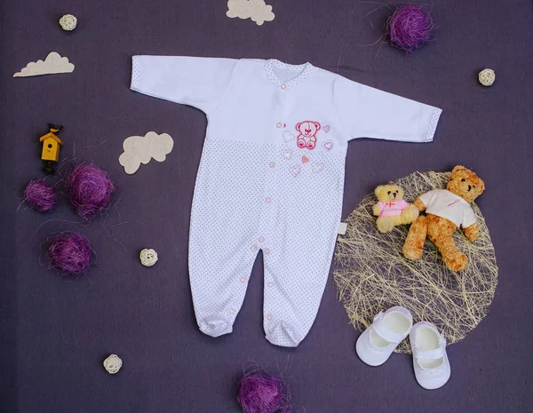 Çocuk Giyim gri mor arka plan üzerinde oyuncaklarla