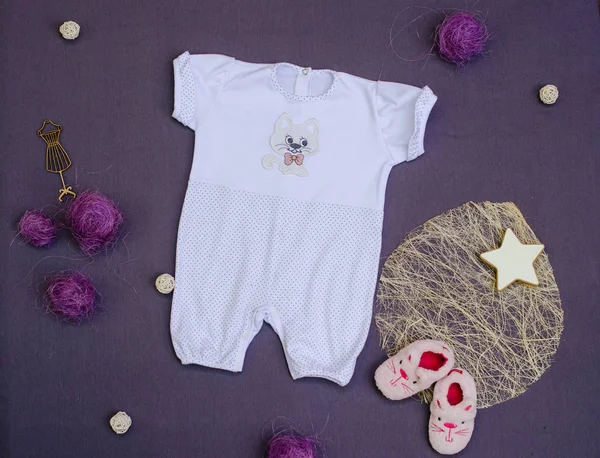 Çocuk Giyim gri mor arka plan üzerinde oyuncaklarla