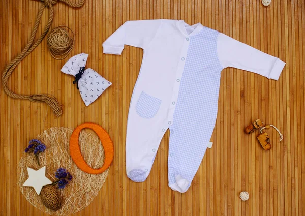 Çocuk Giyim oyuncak ahşap zemin ile