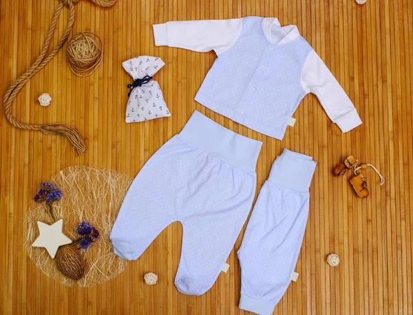 Çocuk Giyim oyuncak ahşap zemin ile