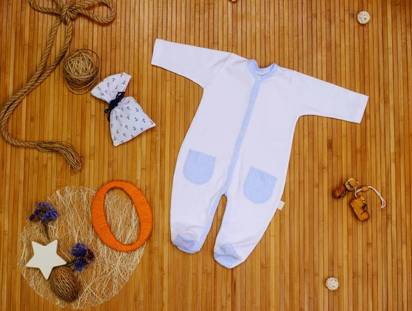 Çocuk Giyim oyuncak ahşap zemin ile