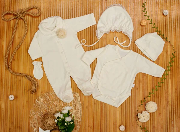 Çocuk Giyim oyuncak ahşap zemin ile