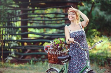 kadın onun elinde, sağlıklı bir yaşam tarzı, mutlu bir elma ile doğada bir bisiklet ile