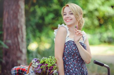 güzel kadın doğası üzerine bir bisiklet ile mutlu ve sağlıklı, ihale çiçek elinde, sağlıklı yaşam tarzı