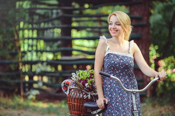 kadın onun elinde, sağlıklı bir yaşam tarzı, mutlu bir elma ile doğada bir bisiklet ile