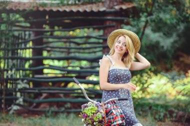 bir bisiklet doğa, mutlu ve sağlıklı, güzel bir kadınla sağlıklı yaşam tarzı