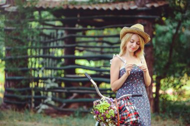 bir bisiklet doğa, mutlu ve sağlıklı, güzel bir kadınla sağlıklı yaşam tarzı