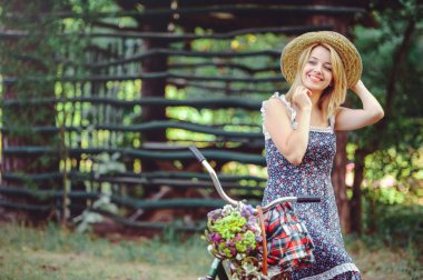 bir bisiklet doğa, mutlu ve sağlıklı, güzel bir kadınla sağlıklı yaşam tarzı