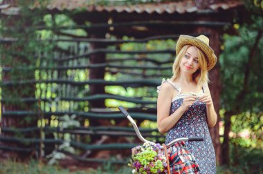 bir bisiklet doğa, mutlu ve sağlıklı, güzel bir kadınla sağlıklı yaşam tarzı