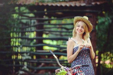 bir bisiklet doğa, mutlu ve sağlıklı, güzel bir kadınla sağlıklı yaşam tarzı