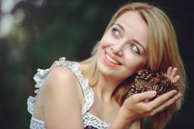 güzel bir kadınla çam kozalakları doğa, mutlu ve sağlıklı, sağlıklı yaşam, güzel gülümseme, şifalı bitkiler