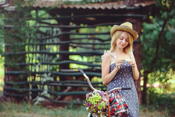 bir bisiklet doğa, mutlu ve sağlıklı, güzel bir kadınla sağlıklı yaşam tarzı