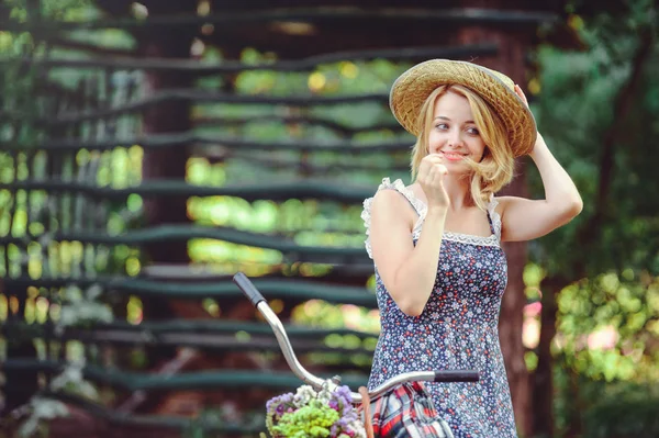 Hermosa mujer con una bicicleta en la naturaleza, feliz y saludable, estilo de vida saludable — Foto de Stock