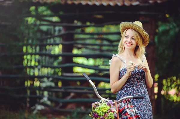 bir bisiklet doğa, mutlu ve sağlıklı, güzel bir kadınla sağlıklı yaşam tarzı