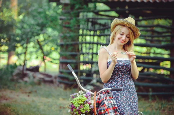 bir bisiklet doğa, mutlu ve sağlıklı, güzel bir kadınla sağlıklı yaşam tarzı