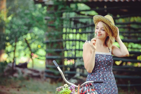 bir bisiklet doğa, mutlu ve sağlıklı, güzel bir kadınla sağlıklı yaşam tarzı