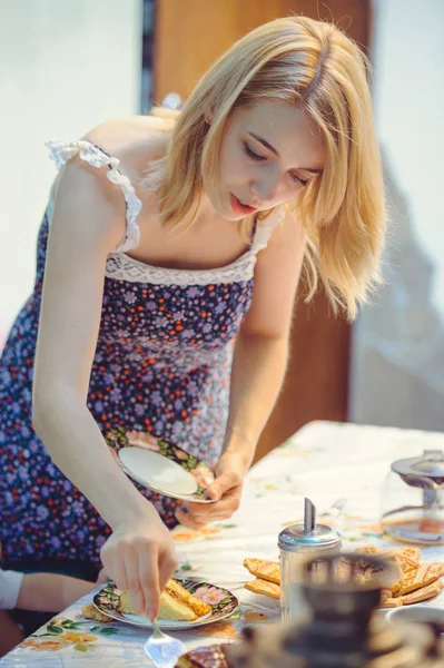 genç kadın yemekleri, tablo kek ile hizmet vermektedir.